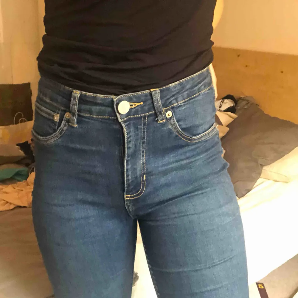 Super sköna och fina jeans som kramar om rumpan fint 🥰 . Jeans & Byxor.