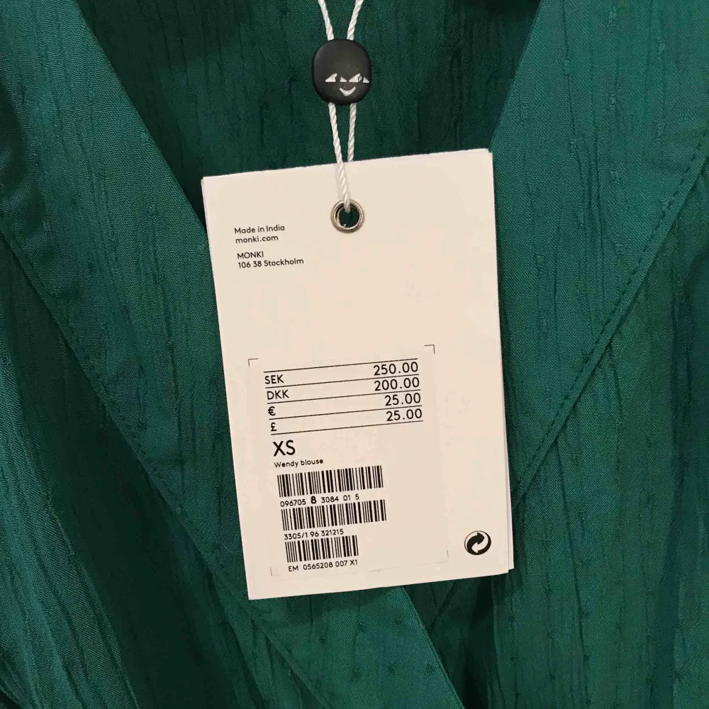Grön draperad blus från Monki. Aldrig använd. Nypris 250 SEK.. Blusar.