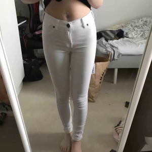  - Vita DR denim jeans som är väldigt stretchiga och snygga! 💓 kanske använda 3 gånger! frakten ingår i priset!