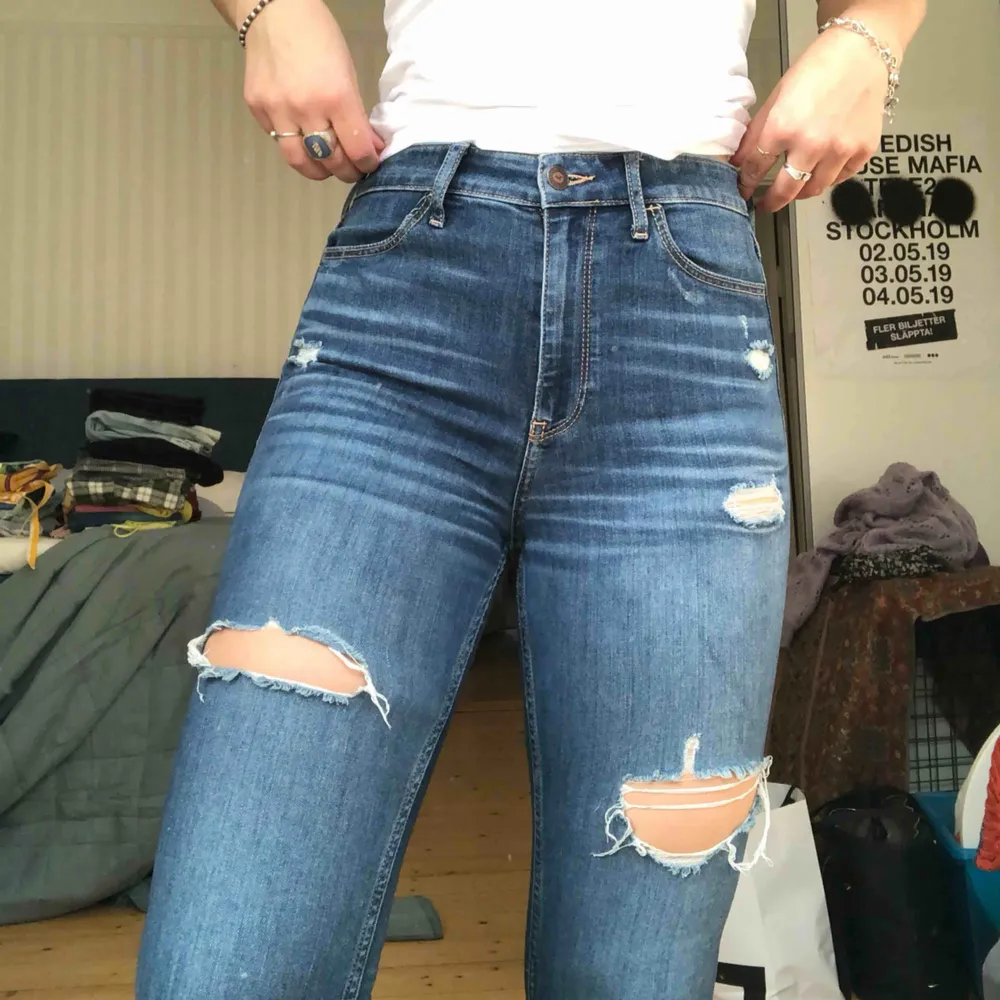 As fina byxor som är slimfit har superfina slitningar från hollister, inte så använda som nya i skick väldigt stretchiga. Jeans & Byxor.