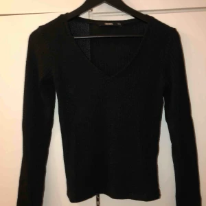  - Ribbad svart tröja från bikbok i bra skick! 