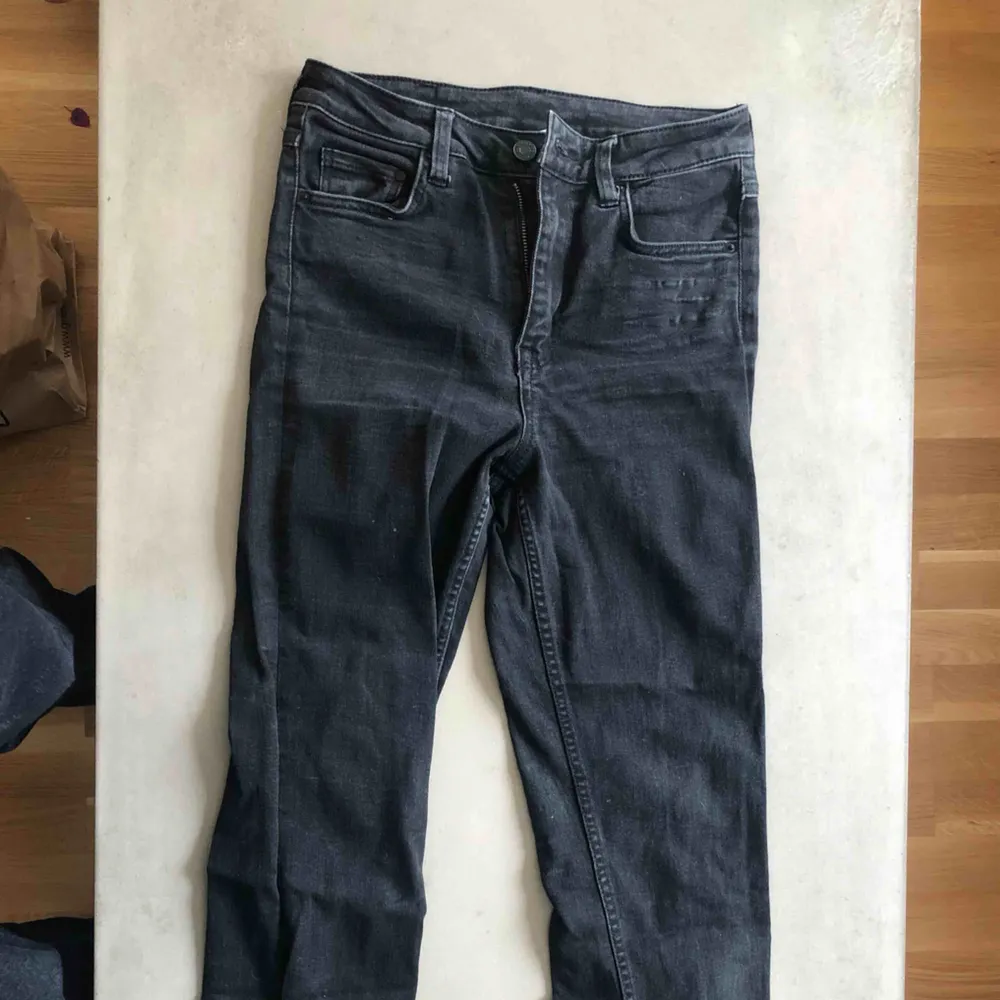 Använda svarta jeans från H&M. Slim med raka byxben! . Jeans & Byxor.