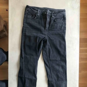  - Använda svarta jeans från H&M. Slim med raka byxben! 