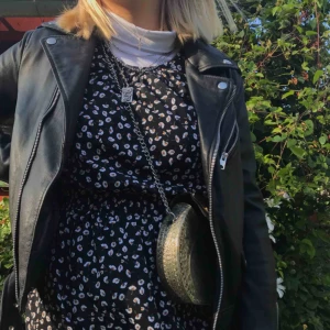  - Klänning med smockad midja från asos använd 1 gång  Basic men går att pimpa upp!  Minns inte helt men köpte för runt 300-400 Frakt ingår i priset:)