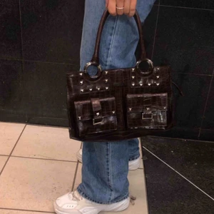  - Snygg handväska med nitar, bud uppe i 150kr avslutas på onsdag❤️