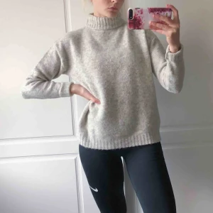  - Varm stickad tröja i storlek S 