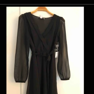  - Oanvänd! Men, där bandet knyts runt midjan, så är själva hålet där man lägger i bandet gått av på ena sidan. Går att åtgärda själv med vanlig tråd. 