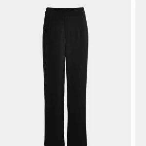  - Säljer mina svarta kostymbyxor i storlek 34! Köpta för 299kr på bikbok Pris kan diskuteras!!🥰