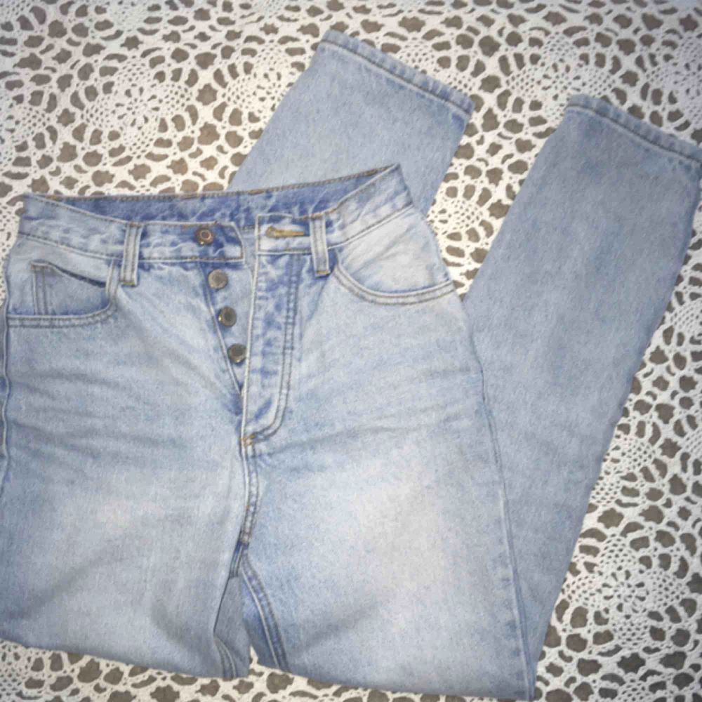Ljusa jeans köpta från Brandy Melville. Storlek S, är som ett par 25/32 Kan mötas upp i Stockholm!. Jeans & Byxor.