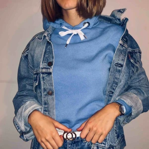  - Mysig hoodie utan mudd nedtill så ”cropped”, fast inte jätte kort. Den är lite nopprig men det är inget som syns.