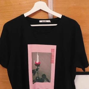  - T shirt ifrån NAKD Aldrig använd, liten i storleken