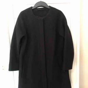  - Säljer en A-linjeformad, svart ullkappa från COS. Använd max 10 gånger och inköpt för ca 2000 kr förra säsongen!   Möts upp i Stockholm eller så står köparen för frakten :) 