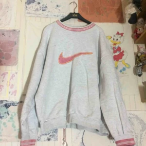  -  RETRO OVERSIZE NIKE PULLOVER!  Strl XXL (height 193cm).  80% Bomull, 20% Polyester.  I väldigt fint skick!  Finns i Stockholm, men kan skickas. Köparen står för frakten.  Först till kvarn! Har swish✨