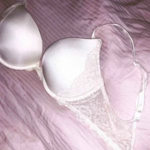  - Vit spets bh från Victoria Secret i mycket gott skick. Storlek 32 D vilket motsvarar 75 B / 70 B skulle jag säga. Lite push up