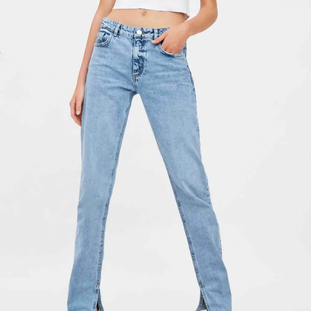Jeans från zara med slit nertill! Slutsålda på hemsidan! Nypris -600. Jeans & Byxor.