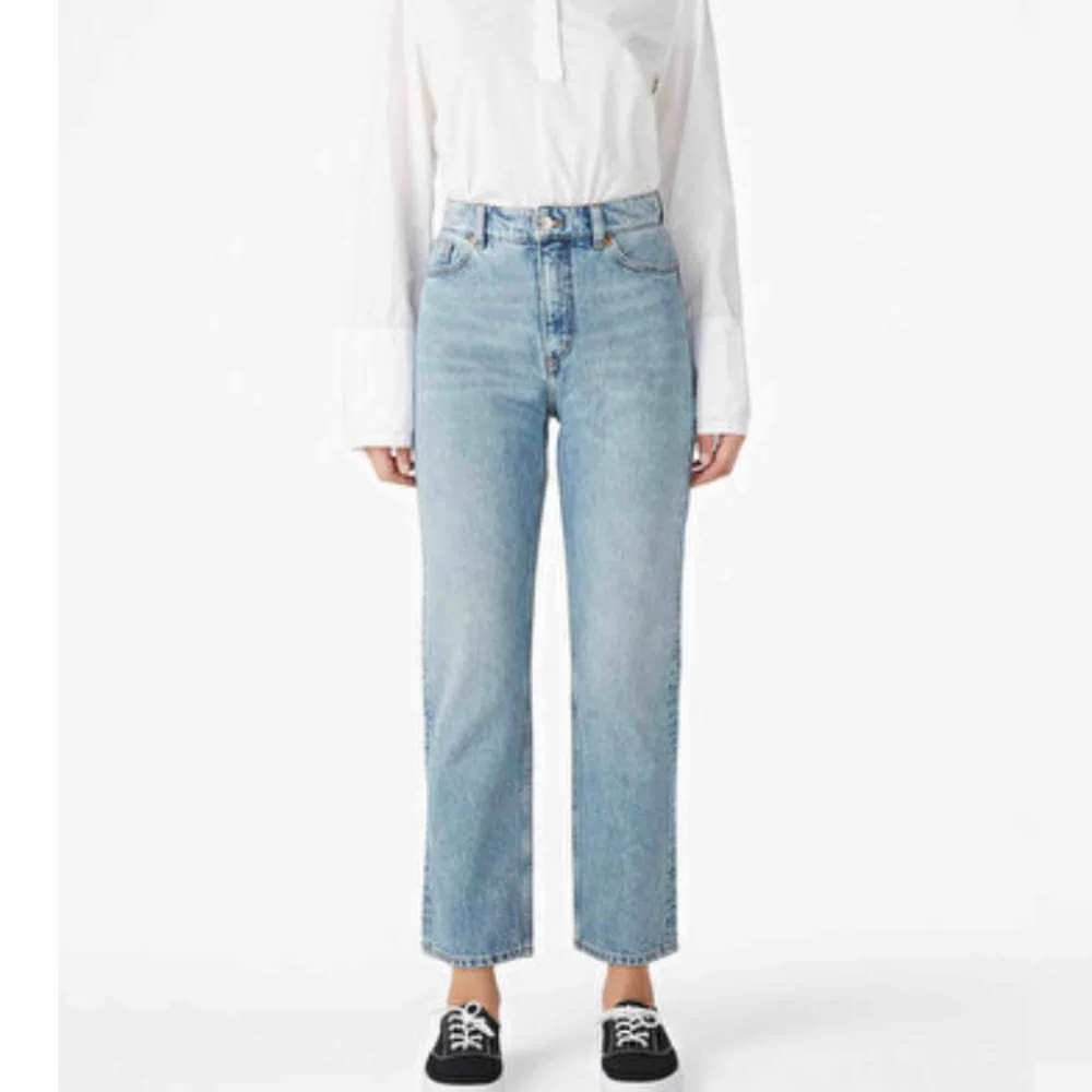 Mom jeans från Monki i modellen Moluna. I ett super bra skick. Nypriset är 400kr. (Köparen står för frakt) . Jeans & Byxor.