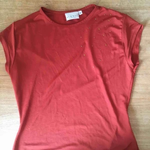  - En fin glittrig tisha från Hm, saknar en sten men är otroligt skönt material samt bra kvalite🌟🌟😝