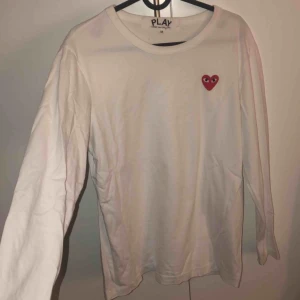  - Säljer en CdG Play långärmad i storlek M. Men som vi alla vet så är deras storlekar mindre än vanligt så skulle mer säga att det är en liten M. Nästan Small. Inköpt på NK och skickas med postnord!