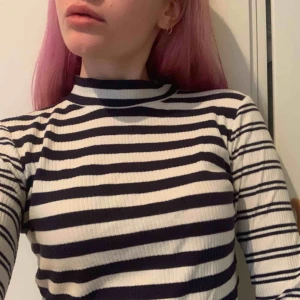  - Randig polo crop-top i storlek S från bikbok💙 