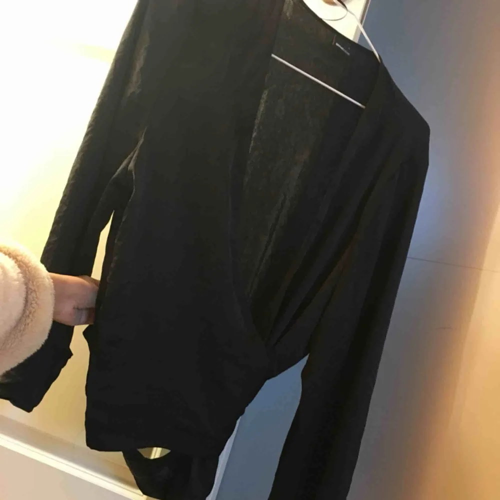 Super fin svart silkes omlotts tröja från gina tricot! Aldrig använd. Toppar.