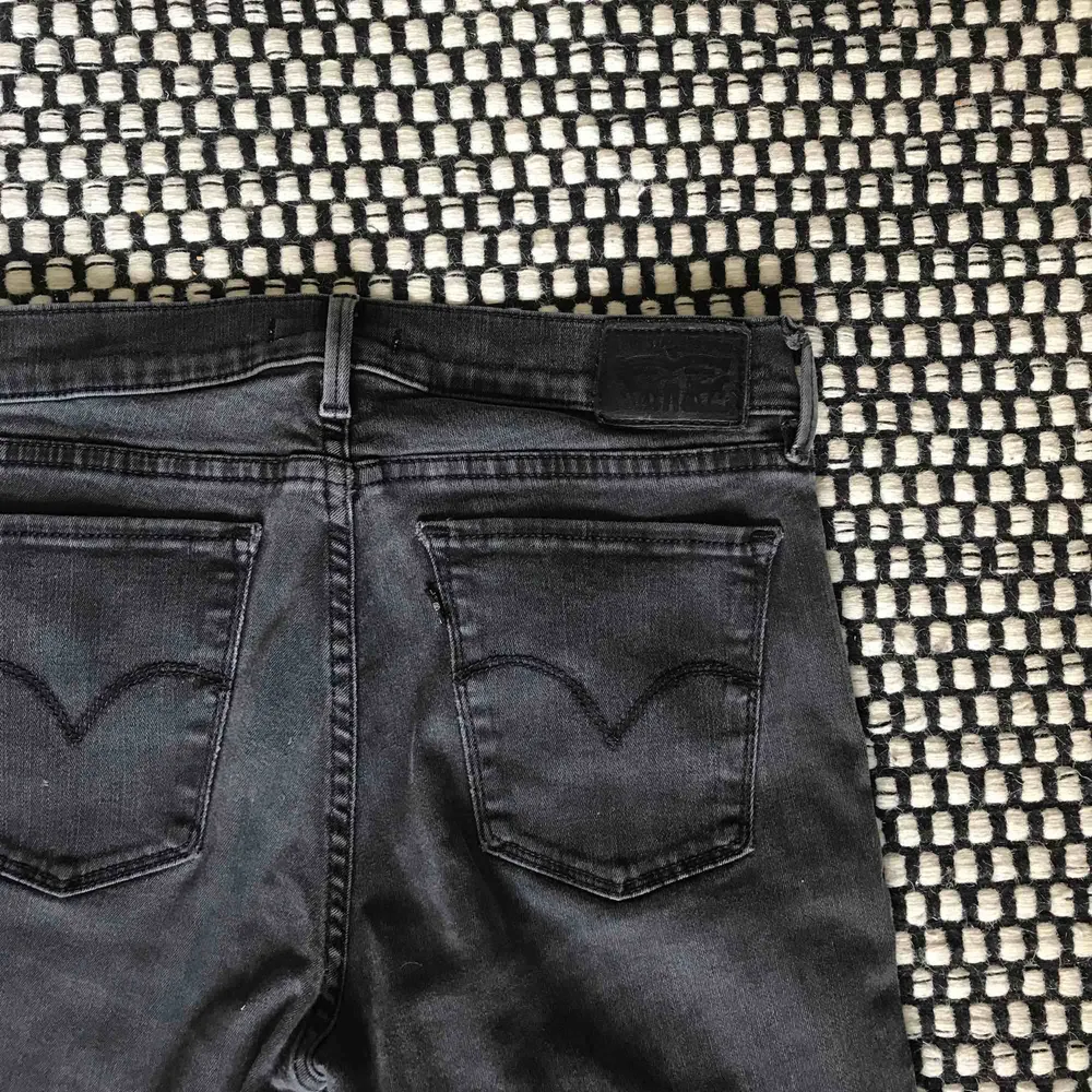 Snygga grå/svarta Levis jeans i modellen 710 super skinny! Något slitna vid knäna. Möter upp i Göteborg annars står köparen för frakt :). Jeans & Byxor.