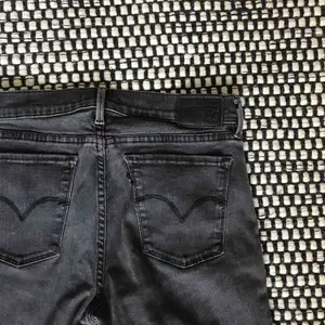 Snygga grå/svarta Levis jeans i modellen 710 super skinny! Något slitna vid knäna. Möter upp i Göteborg annars står köparen för frakt :)