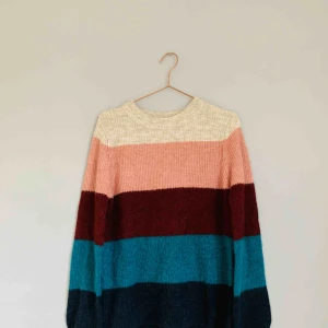  - Over-size tjocktröja som är sjukt fin!!! Passar bra nu i höstvädret! Sittandes i soffan med en kopp varm choklad!☕️🍂 Du kan se det framför dig!  Jag kan både mötas upp eller skicka💌🤗