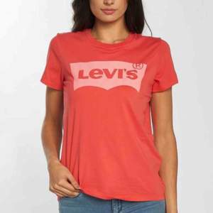 T-shirt från Levis i storlek XS. Köparen står för frakt :)