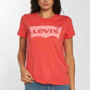  - T-shirt från Levis i storlek XS. Köparen står för frakt :)