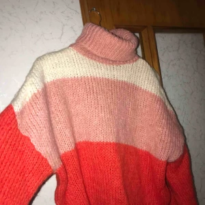  - Stickad polotröja från chiquelle, endast använd 1 gång och säljer pga att den tyvärr är för liten. 