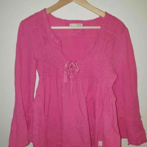  - En modern Odd Molly blus. Stolek 3 och kan jämföras som en lage/42. Den är i bra skick förutom en liten blekning på baksida ärm på vänder sid.