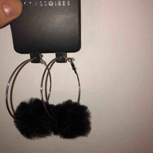  - Örhängen med pälsbollar. Pälsbollarna går utmärkt att ta bort om man bara vill ha silverringar! Aldrig använda. Köparen står för frakten eller möts upp i Eskilstuna! 