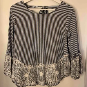  - Fin blus i fint skick! Använd ett fåtal gånger. Säljer den för inget jag använder längre och så har jag en liknade. Den har en fin rygg och spetsen nedtill är en fin detalj. Köparen står för frakten eller möts upp i Eskilstuna!