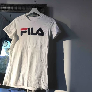  - T-shirt från Fila. Storlek L men sitter som en S. Frakt på 40kr tillkommer som brev/ 63kr spårbart :)