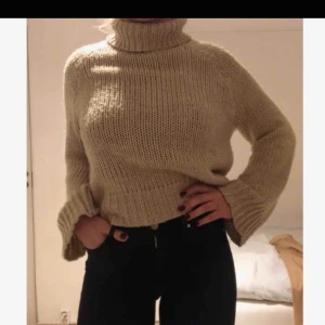  - Säljer denna snygga stickade tröjan för att jag redan har en annan likadan. Köpt på Ginatricot för längesen. Inte använt så många gånger så i bra skick. Kan mötas eller frakta :) 