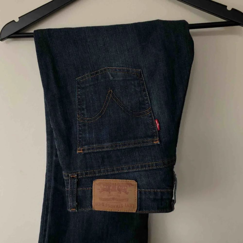 Frakt ingår i priset! Vintage Levi’s bootcut-jeans! I superfint skick, känns nästan som nya. Oklart vilken storlek det är med sitter bra / om än lite tajt på mig som normalt har 27-29 på jeans / S-M / 36-38.. Jeans & Byxor.