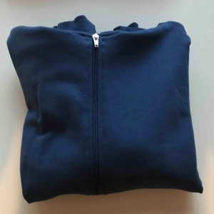  - Blå hoddie med ett lite tunnare tyg. Lite använd så i gott skick. Frakt tillkommer😊