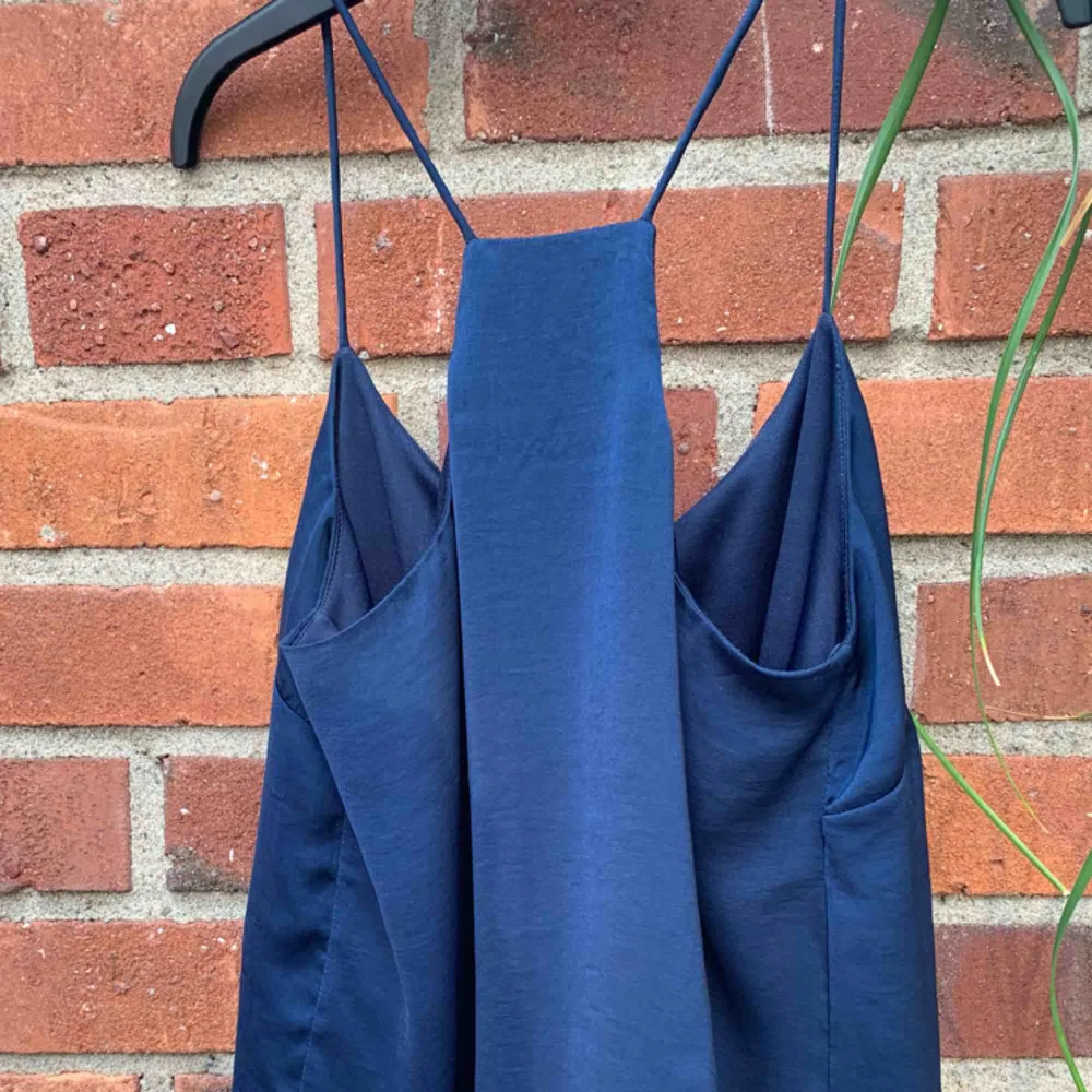 Mörkblått linne med spaghettistraps från vero moda, superfin att ha både istoppad eller som löst hängande🌟 köparen står för frakt. Toppar.