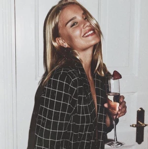 Rutig kavaj - Säljer min rutiga kavaj. Använd 2-3 gånger. Väldigt fint skick. 