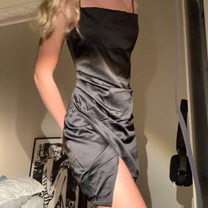 Oanvänd svart klänning från en kollektion med NAKD och Erica Kvam. Storlek 36. Säljer då den är för kort för mig (jag är 180 cm) Köpte den för någon månad sedan för cirka 400. Vid flera köpare vinner högsta bud<3 Ni betalar frakten!