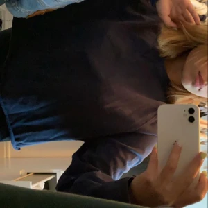 Marinblå sweetshirt - Säljer denna marinblå sweetshirt som är lite oversized för mig som är en S💕
