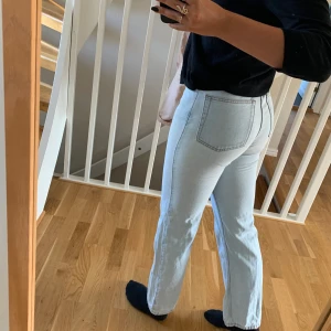 Weekday jeans - Säljer nu mina favoritjeans från Weekday. Säljer pågrund av att de har blivit för tajta. Row Sing Blue. Storlek 27/32. (Jag är 1.72) Pris 250kr eller högsta bud. Frakt tillkommer.