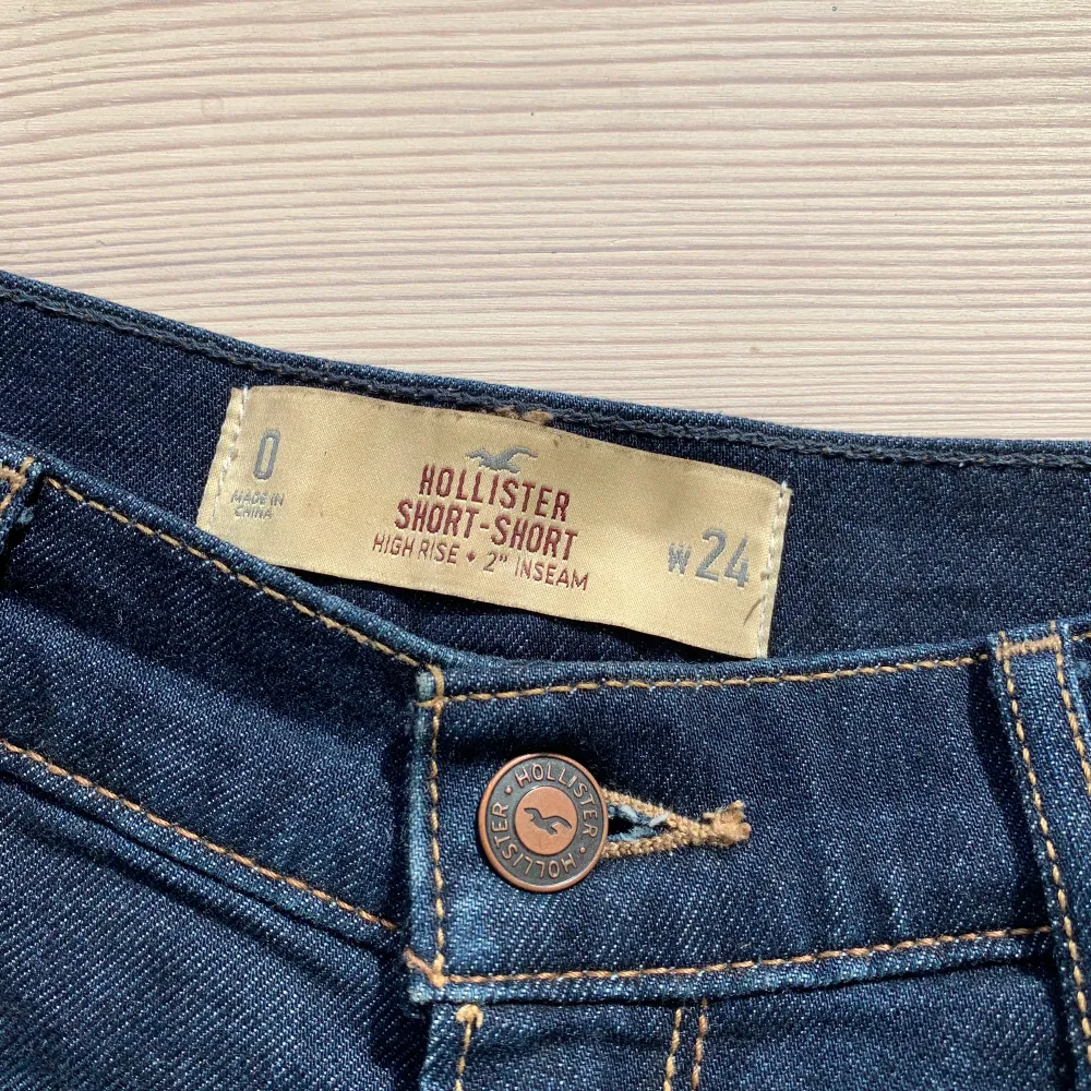 Högmidjade jeansshorts från Hollister. Bra kvalitet och fin passform. Storlek: se sista bilden (0 w24. Skulle själv säga att det är storlek S. 200 kronor😊. Shorts.