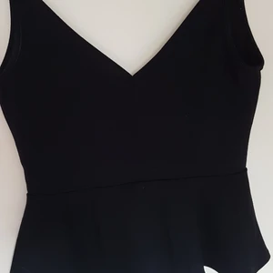 Svart peplum - Svart Peplum topp från Bikbok i storlek S, använd få gånger. 80 kr 🌸