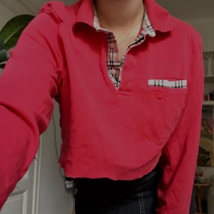 Burberry tröja XS-M - Avklippt,fejk burberry tröja köpt på humana. Slutar i midjan och har burberry designen på krage och ficka. 