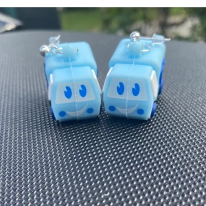 Glassbilen-örhängen - Jättegulliga örhängen som är formade som glassbilen! 💓💓Örhängena är köpta här på plick men var tyvärr inte riktigt min stil så säljer dem vidare nu. 60 kr ink. Frakt