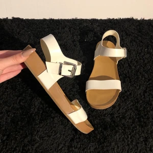 Sandaler - Har bara provat dem.  Väldigt bekväm