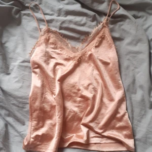 Pull&bear linne, storlek s - Väldigt fin och mjuk känsla när man har på sig den.