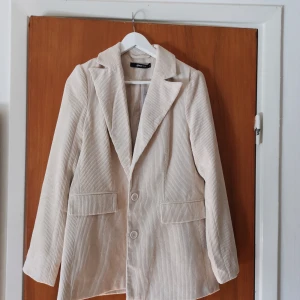 Oanvänd manchesterjacka, storlek 36 - Oanvänd manchesterjacka från Gina Tricot (prislapp kvar). Nypris 549 kr. Säljes pga fel storlek. 🌻