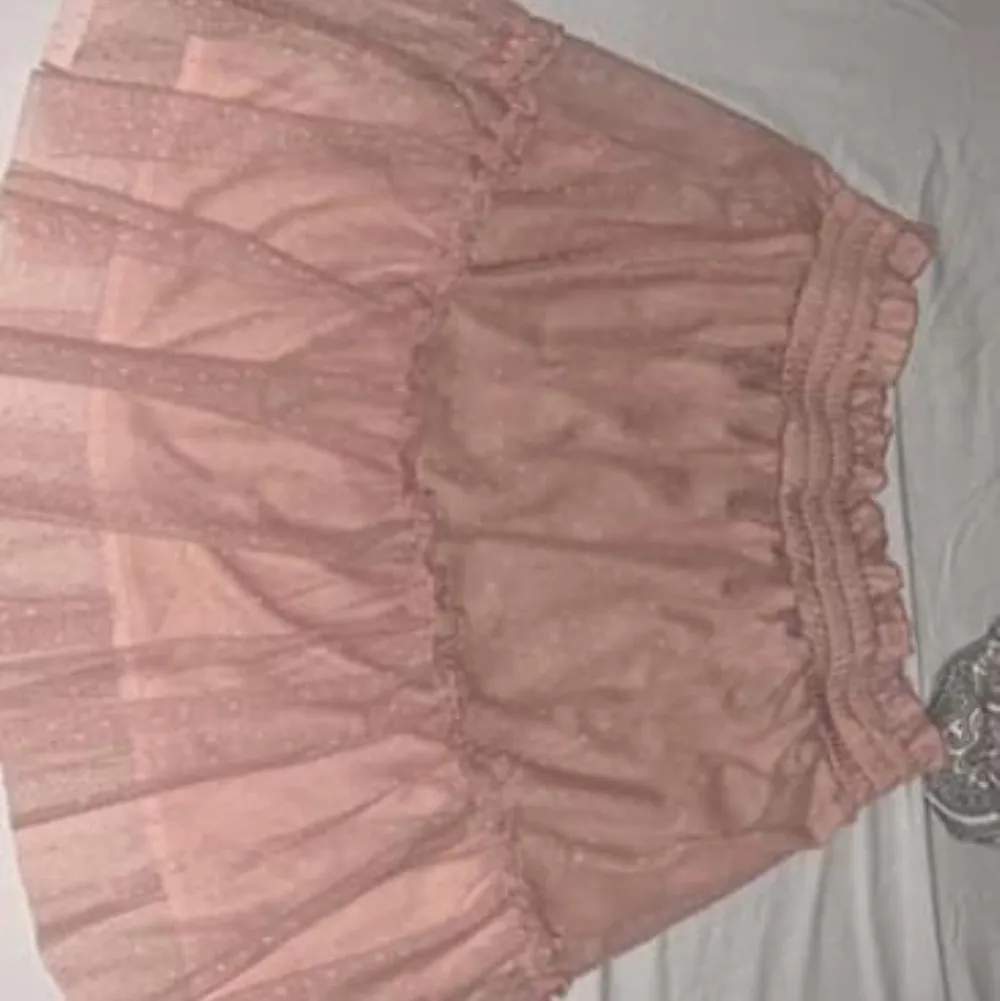 Super snygg dusty pink kjol, är i storlek L men känns som en S/M, är i från shein och aldrig använd. Kjolar.